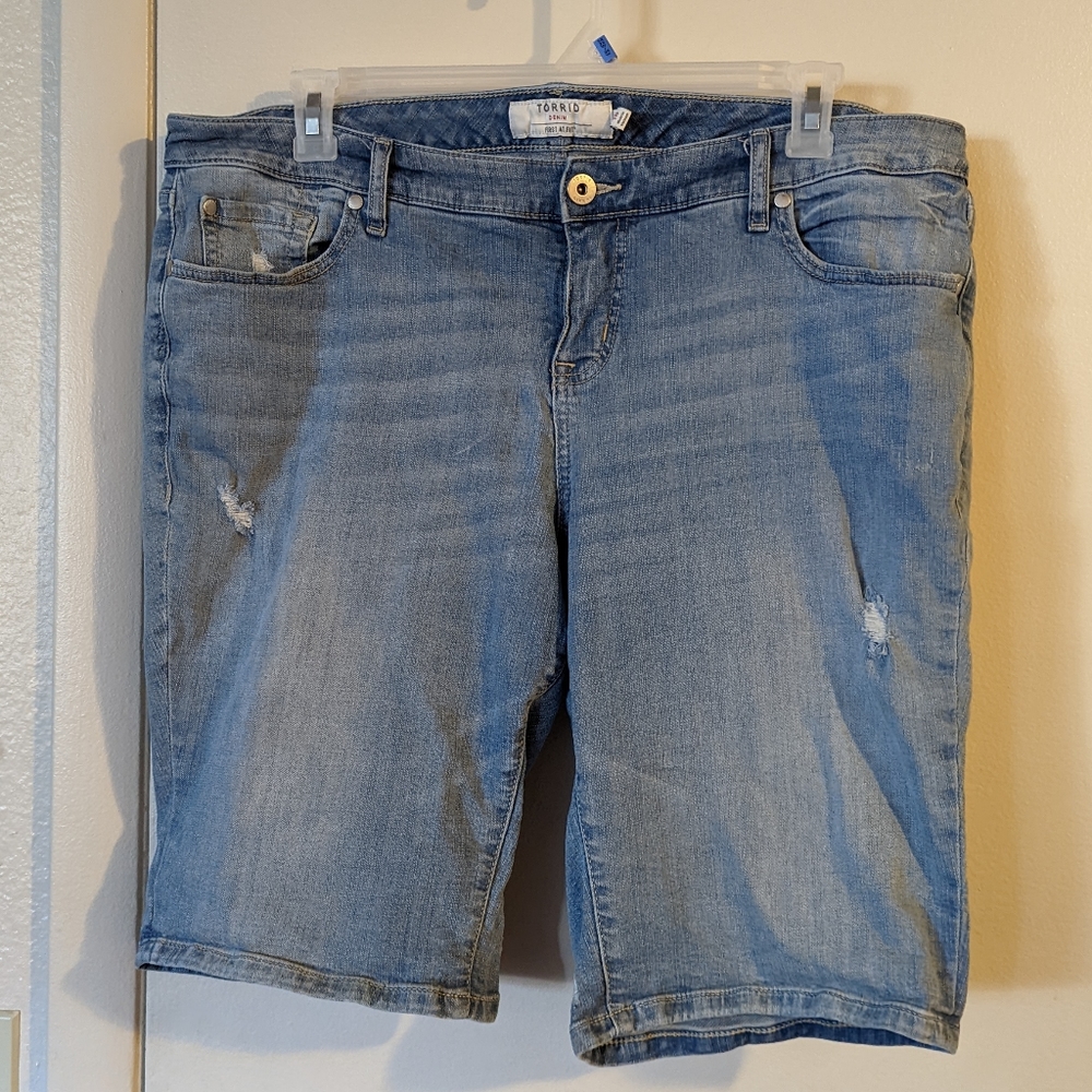 Torrid | Denim Bermuda Shorts Light Wash | Size 18